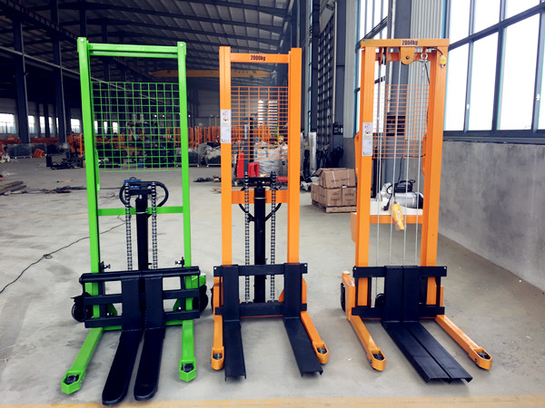 三款手動(dòng)堆高車對(duì)比，手動(dòng)堆高車價(jià)格可致電聯(lián)系客服了解--河北東圣吊索具制造有限公司--小型攪拌機(jī)|石材夾具|液壓堆高車|手動(dòng)叉車