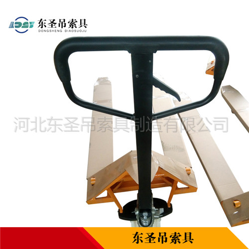 5t手動(dòng)叉車(chē)產(chǎn)品操作手柄展示圖--河北東圣吊索具制造有限公司--小型攪拌機(jī)|石材夾具|液壓堆高車(chē)|手動(dòng)叉車(chē)