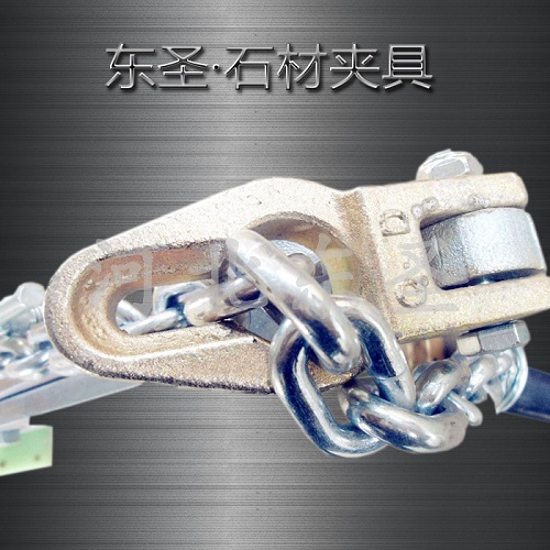 吊石材夾鉗與龍門(mén)架配合使用展示--河北東圣吊索具制造有限公司--石材夾具|小型攪拌機(jī)|液壓堆高車|手動(dòng)叉車