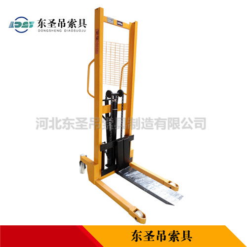 手動(dòng)式堆高車(chē)作業(yè)原理--河北東圣吊索具制造有限公司--液壓堆高車(chē)|手動(dòng)叉車(chē)|小型攪拌機(jī)|石材夾具